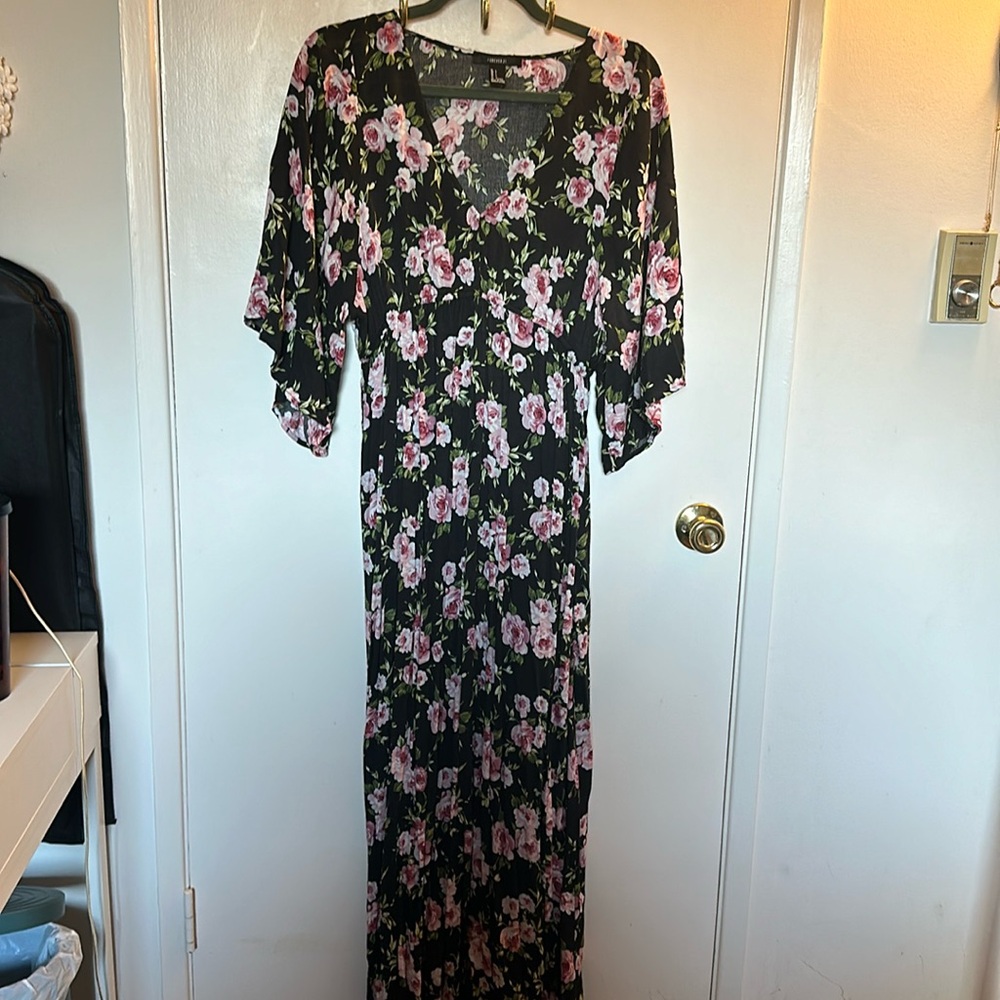 Maxi dress with flowy sleeves